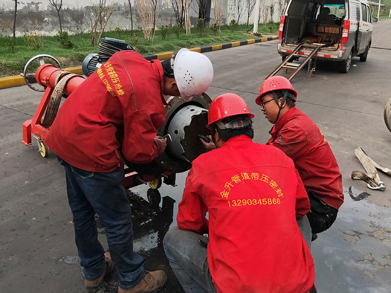 DN500循環(huán)水管道帶壓開(kāi)孔順利完成！2.jpg
